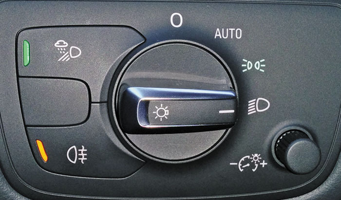 Cómo y cuándo utilizar las luces de tu coche? – AUTOMOCIÓN MIRAFLORES